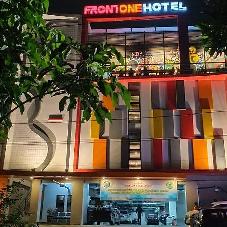 Front One Hotel Tulungagung Exterior foto