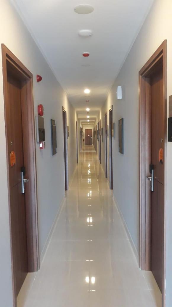 Front One Hotel Tulungagung Exterior foto
