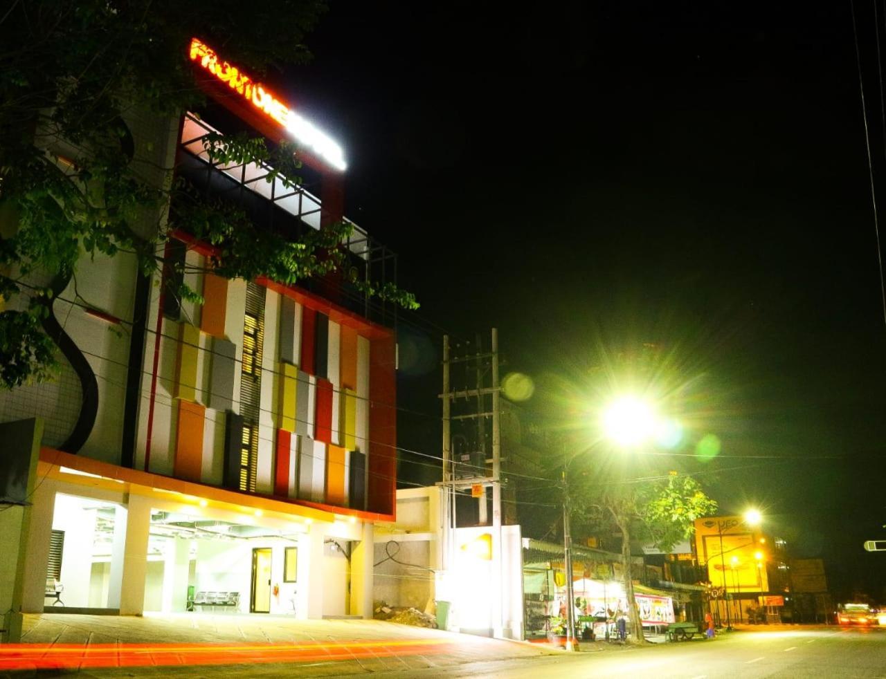 Front One Hotel Tulungagung Exterior foto